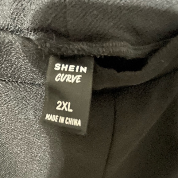 2piece set from Shein curve. Ideal for shopping or a casual day out - Picture 4 of 8